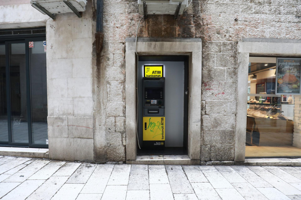 &lt;p&gt;Split, 110323.&lt;br&gt;
Bankomati u centru Dioklecijanove palace uvuceni pola metra unutar objekta.&lt;br&gt;