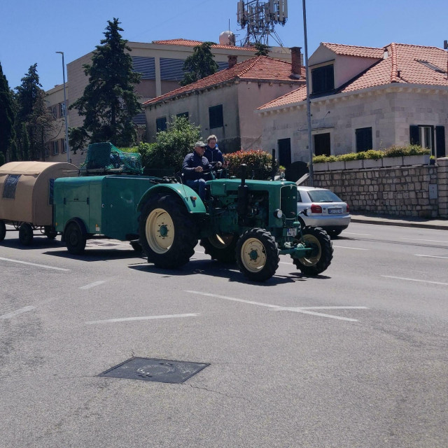 &lt;p&gt;Traktor s dvije prikolice na dubrovačkim ulicama&lt;/p&gt;