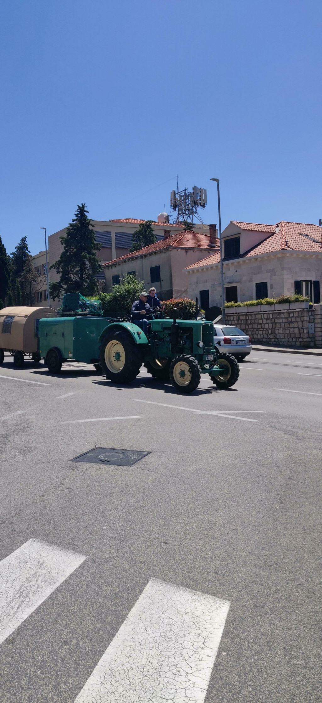 &lt;p&gt;Traktor s dvije prikolice na dubrovačkim ulicama&lt;/p&gt;
