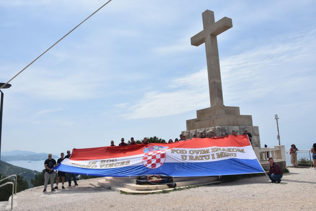 &lt;p&gt;Dolaskom na Srđ završena je ovogodišnja hodnja koju je organizirala Udruga veterana 4.gardijske brigade DNŽ u povodu obilježavanja 31. obljetnice oslobođenja juga Domovine&lt;/p&gt;