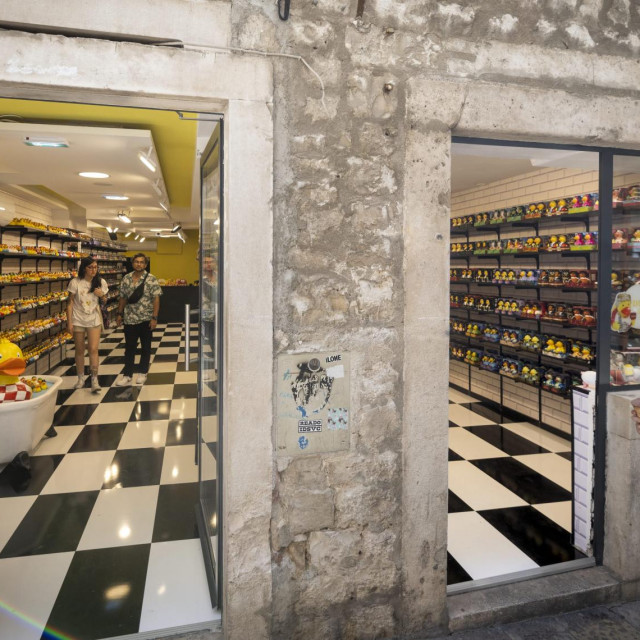 &lt;p&gt;U centru Splita otvorila su se tri dćcana iz franšize popularne europske trgovine Lilalu u kojima se mogu kupiti patkice kao suveniri&lt;/p&gt;