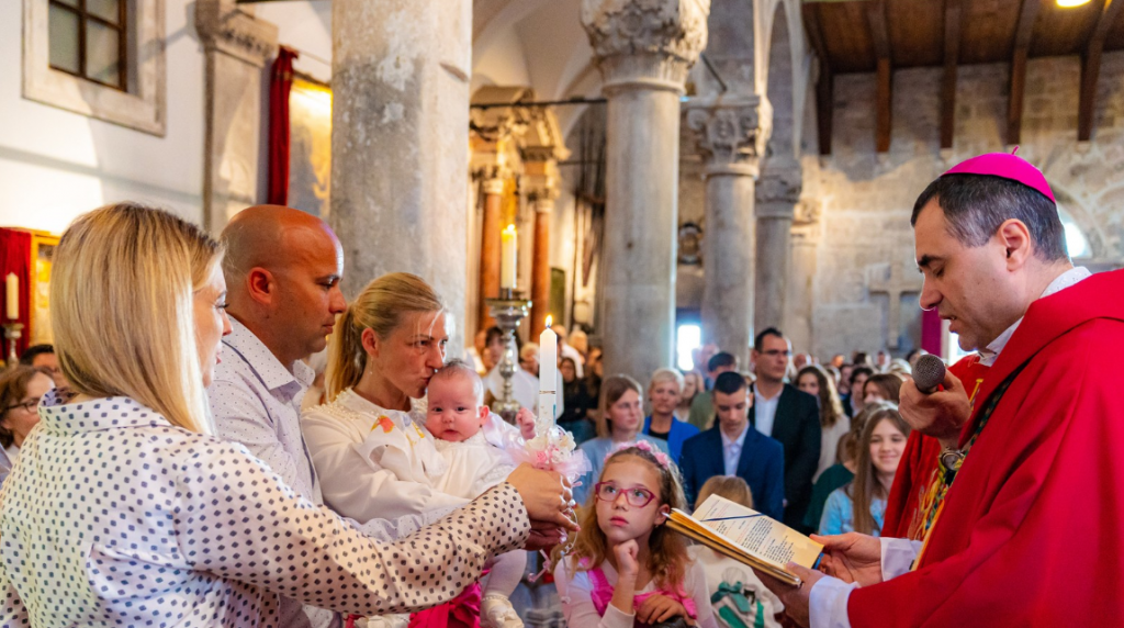 &lt;p&gt;Biskup Roko Glasnović krstio šesto dijete obitelji Kordić&lt;/p&gt;