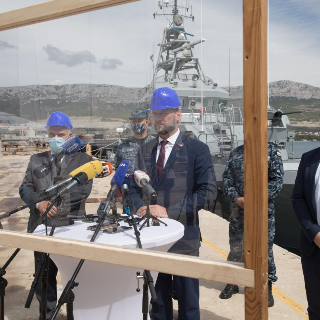 &lt;p&gt;Ministar obrane Mario Banožić i Tomislav Debeljak na svečanosti polaganja kolibice za dva nova ophodna broda u rujnu 2020. godine&lt;/p&gt;