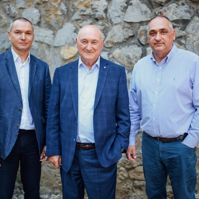 &lt;p&gt;Poduzetnik Branko Roglić sa sinovima Josipom (desno) i Stjepanom: ”Orbico nema dug ni prema bankama ni prema partnerima”&lt;/p&gt;