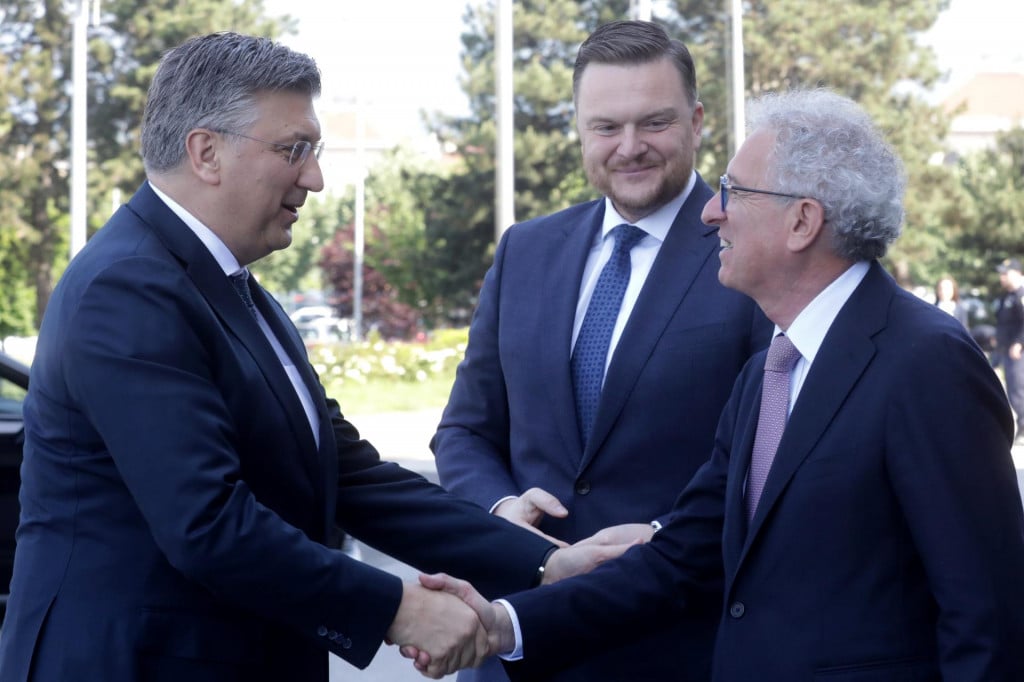 &lt;p&gt;Andrej Plenković i Marko Primorac s Pierrom Gramegnaom, predsjednikom Europskog stabilizacijskog mehanizma&lt;/p&gt;