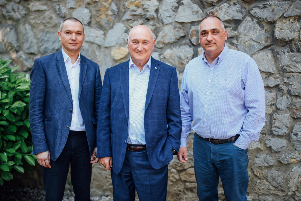 &lt;p&gt;Poduzetnik Branko Roglić sa sinovima Josipom (desno) i Stjepanom: ”Orbico nema dug ni prema bankama ni prema partnerima”&lt;/p&gt;