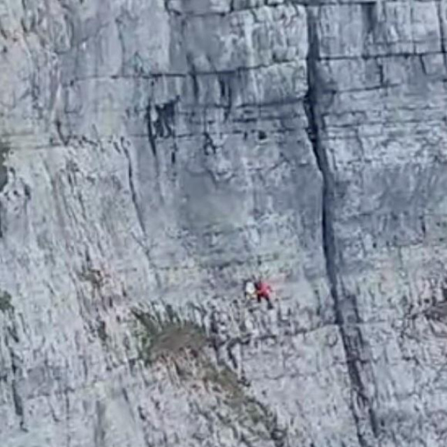 &lt;p&gt;Planinarka je zapela po sredini stijene, 200 metara od dna, a 200 metara je i do vrha&lt;/p&gt;