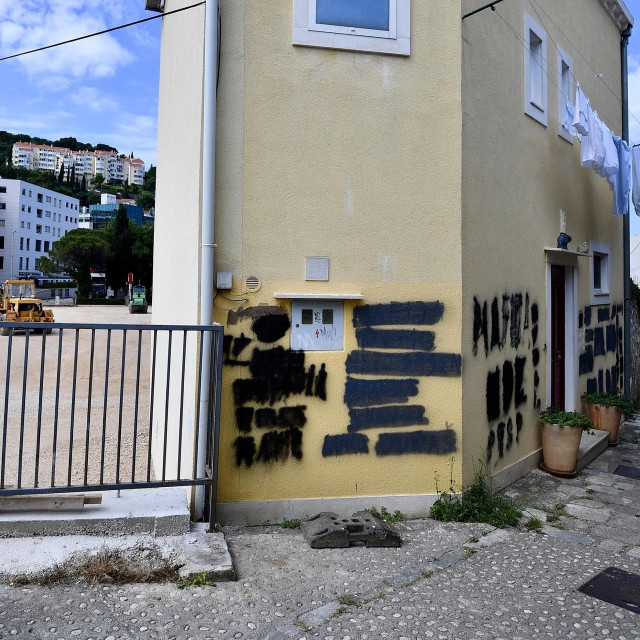 &lt;p&gt;Obiteljska kuća u sklopu Remize, koja je još sredinom ožujka prodana dubrovačkom poduzetniku Lovorku Miloševiću išarana je grafitima.&lt;/p&gt;
