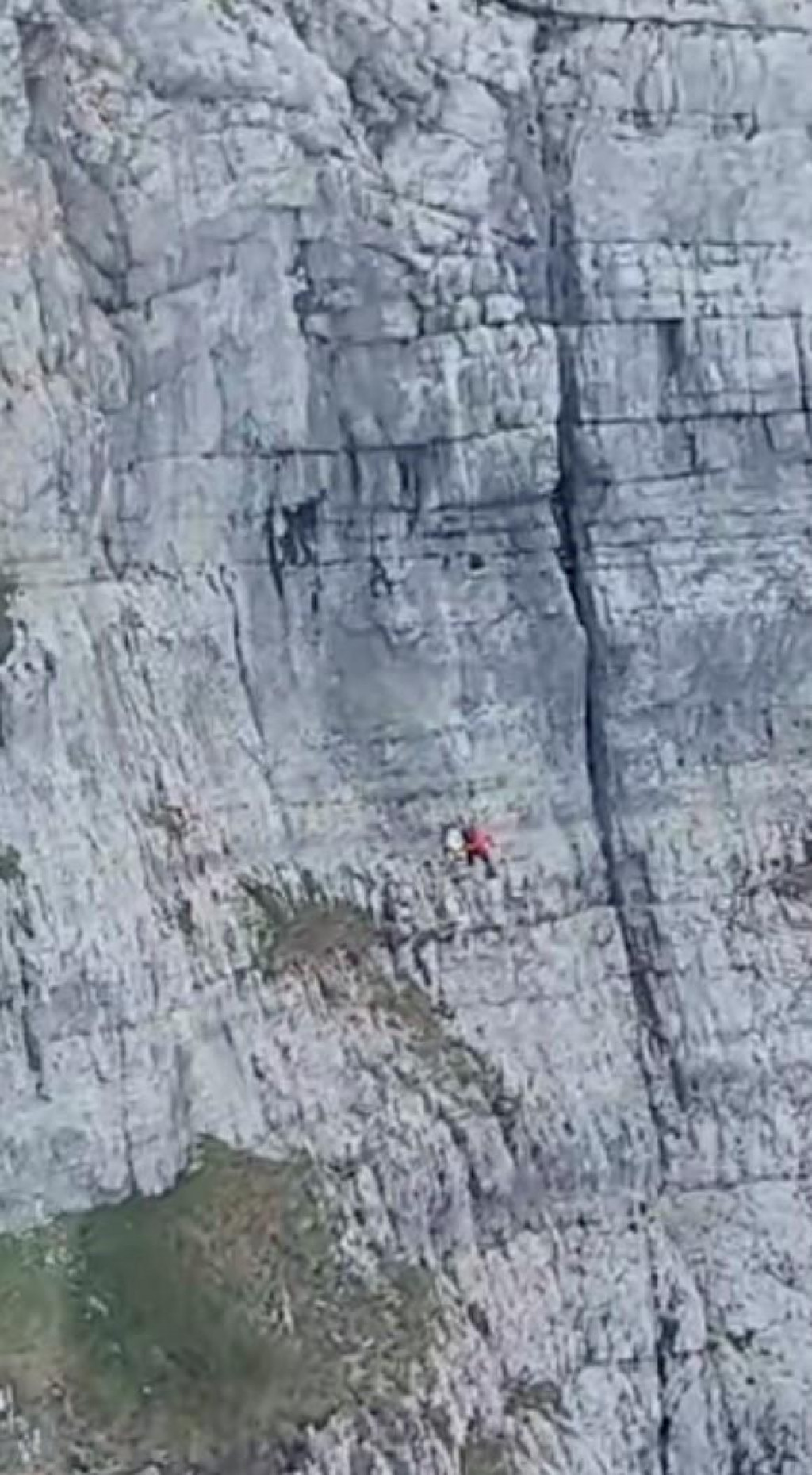 &lt;p&gt;Planinarka je zapela po sredini stijene, 200 metara od dna, a 200 metara je i do vrha&lt;/p&gt;