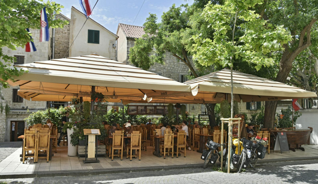 &lt;p&gt;Ovo je mjesto u Splitu gdje se kava može popiti za jedan euro&lt;/p&gt;