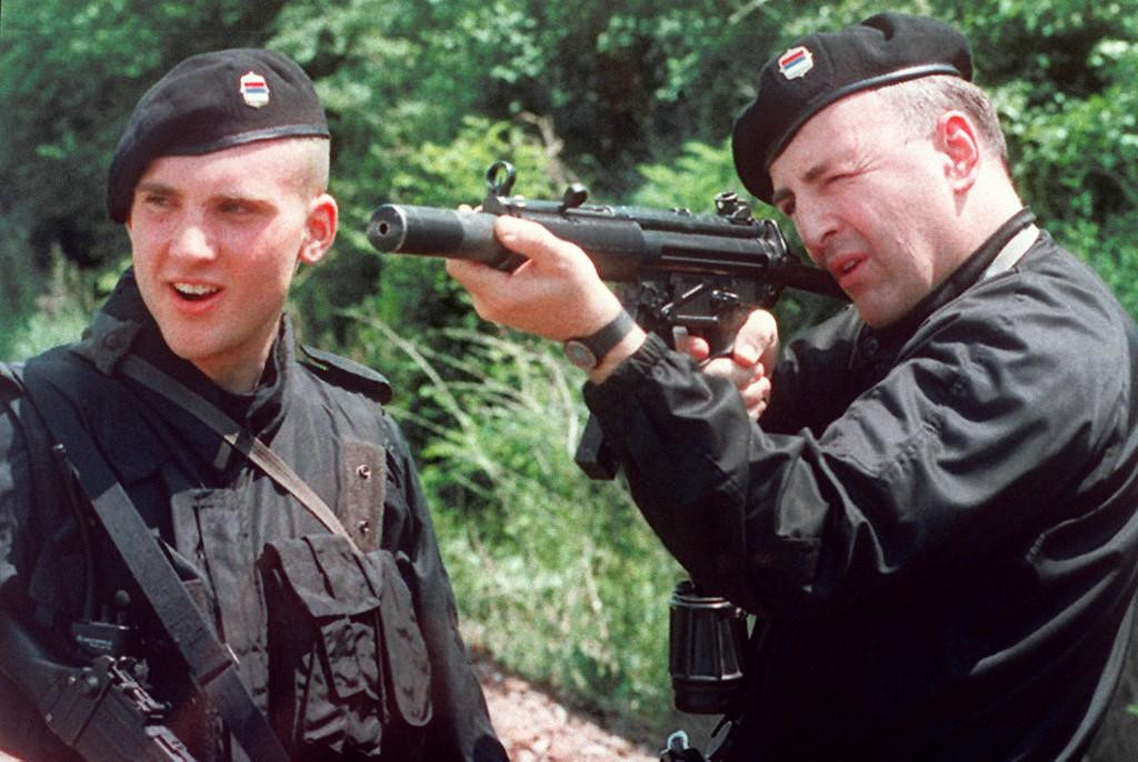 &lt;p&gt;Arkan sa sinom Mihailom, snimljeni u okupiranoj okolici Osijeka, u lipnju 1995.&lt;/p&gt;