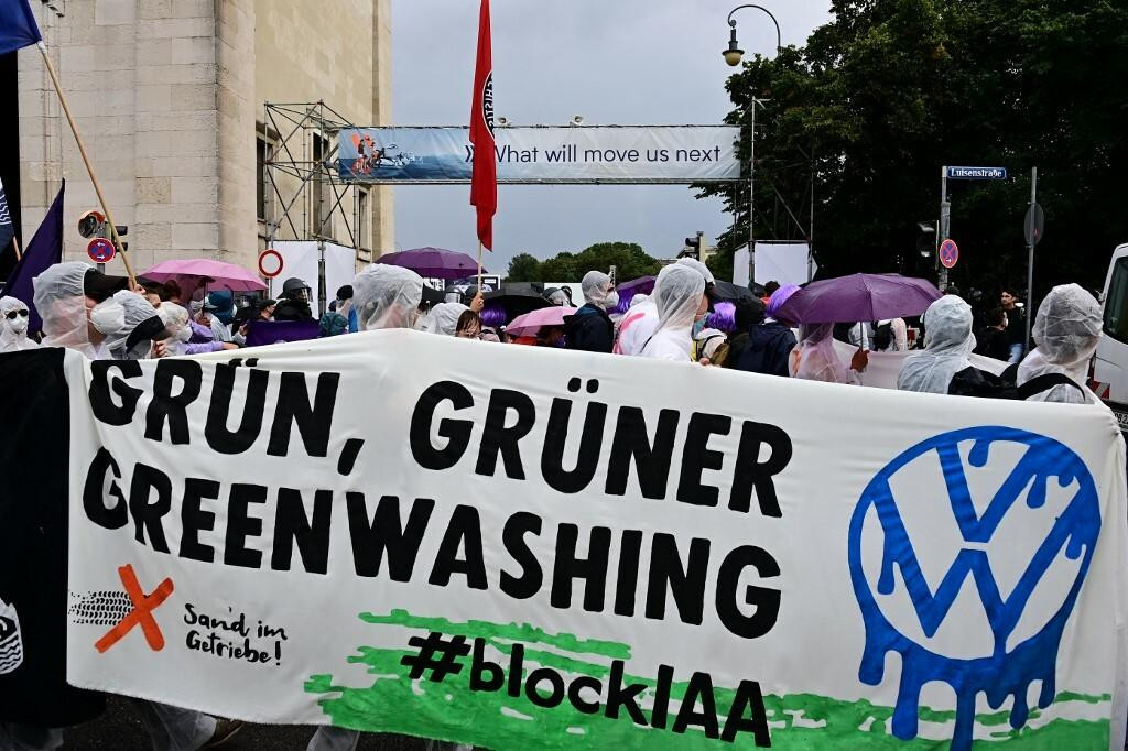 &lt;p&gt;Klimatski aktivisti s natpisom ‘Greenwashing‘ prosvjeduju protiv Međunarodnog sajma automobila u Münchenu u rujnu 2021.&lt;/p&gt;