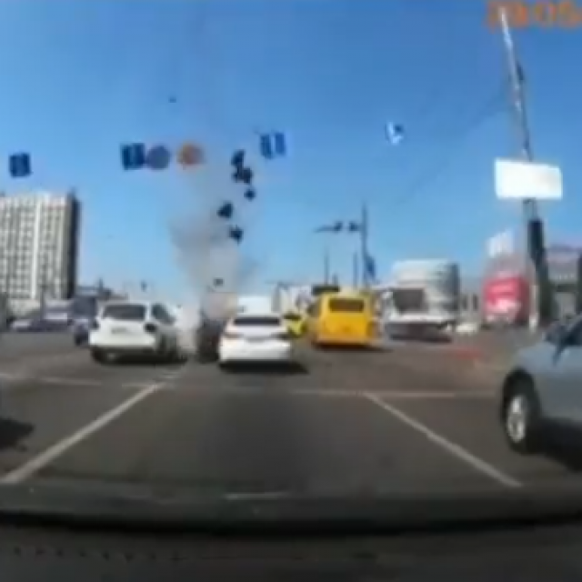 &lt;p&gt;Trenutak pada krhotine projektila na autocestu u Kijevu&lt;/p&gt;