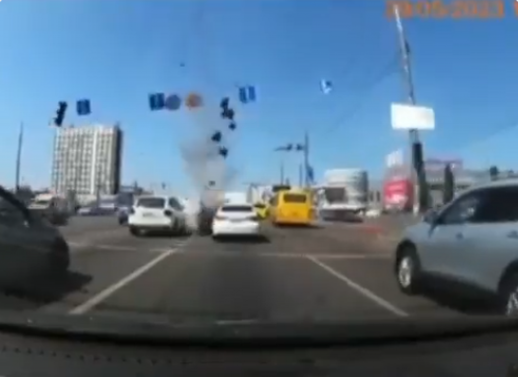 &lt;p&gt;Trenutak pada krhotine projektila na autocestu u Kijevu&lt;/p&gt;
