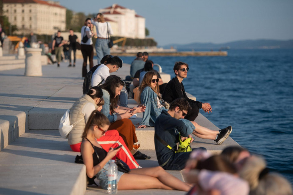 &lt;p&gt;Zadar, 030522.&lt;br&gt;
Turisti i gradjani uzivaju u ugodnoj atmosferi na zadarskoj rivi kod Pozdrava Suncu.&lt;br&gt;