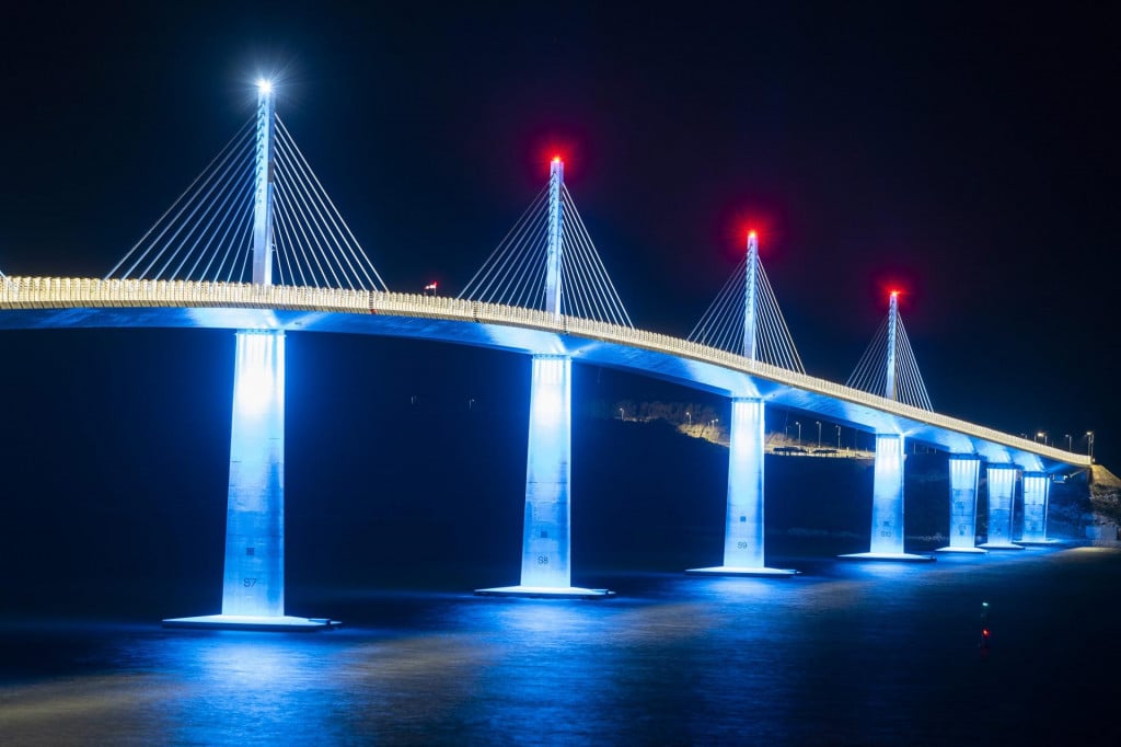 &lt;p&gt;Komarna&lt;br&gt;
Povodom svjetskog dana djece Peljeski most svijetli u plavoj boji.&lt;br&gt;