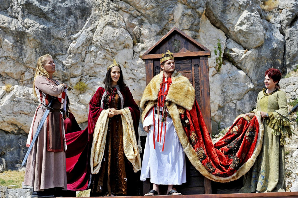 &lt;p&gt;Glumci u ulogama kralja Zvonimira i kraljice Jelene na Kninskoj tvrđavi&lt;/p&gt;
