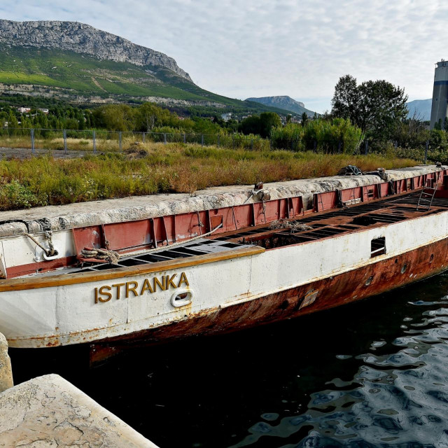 &lt;p&gt;Austrougarski brod Istranka vezan u luci u Sv. Kaji čeka na obnovu.&lt;/p&gt;