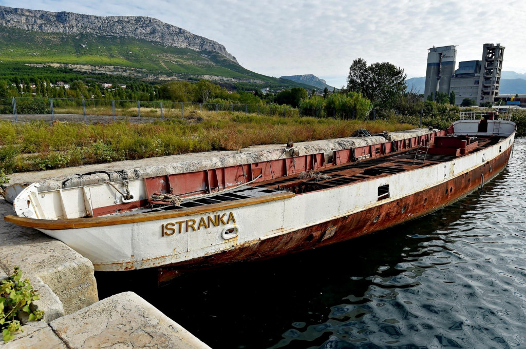 &lt;p&gt;Austrougarski brod Istranka vezan u luci u Sv. Kaji čeka na obnovu.&lt;/p&gt;