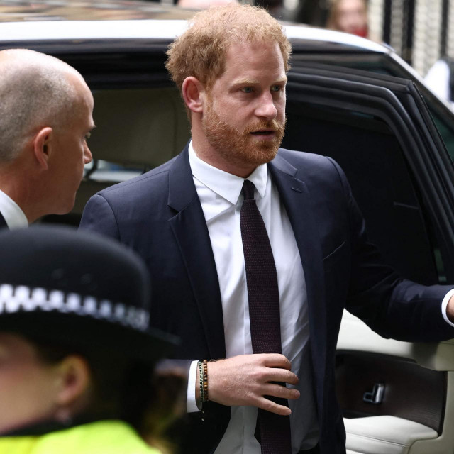&lt;p&gt;Princ Harry stiže na visoki sud u Londonu gdje se vodi proces temeljem njegove tužbe protiv medijske grupe Mirror&lt;/p&gt;
