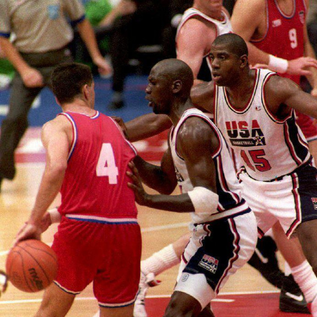 &lt;p&gt;Dražen tijekom Olimpijskih igara 1992. u Barcelonu protiv američkih velikana Michaela Jordana i Magica Johnsona&lt;/p&gt;