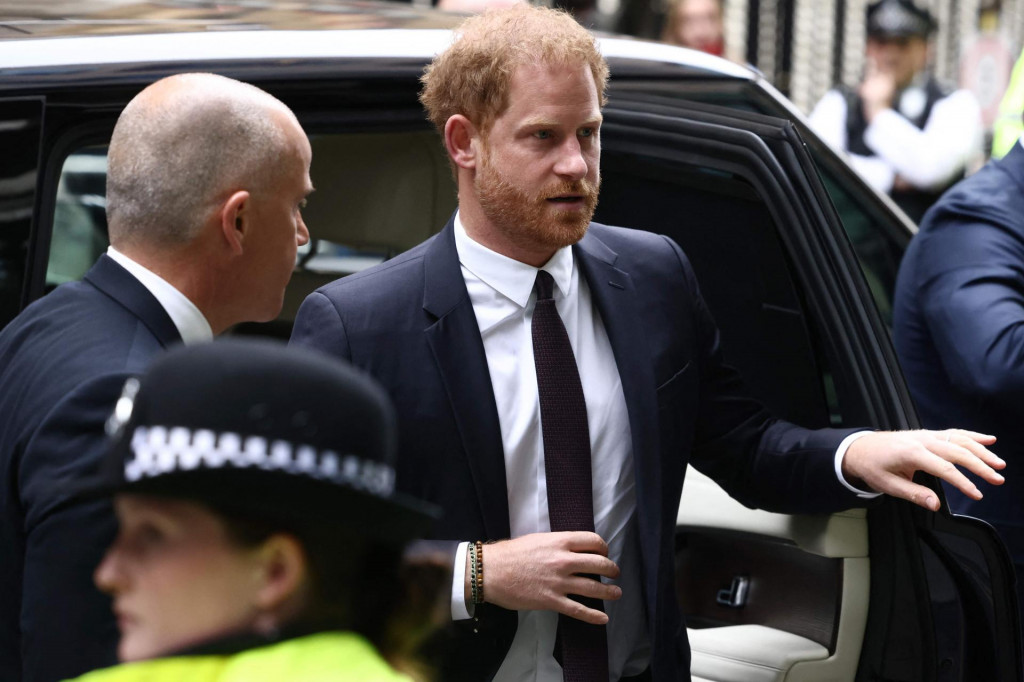 &lt;p&gt;Princ Harry stiže na visoki sud u Londonu gdje se vodi proces temeljem njegove tužbe protiv medijske grupe Mirror&lt;/p&gt;