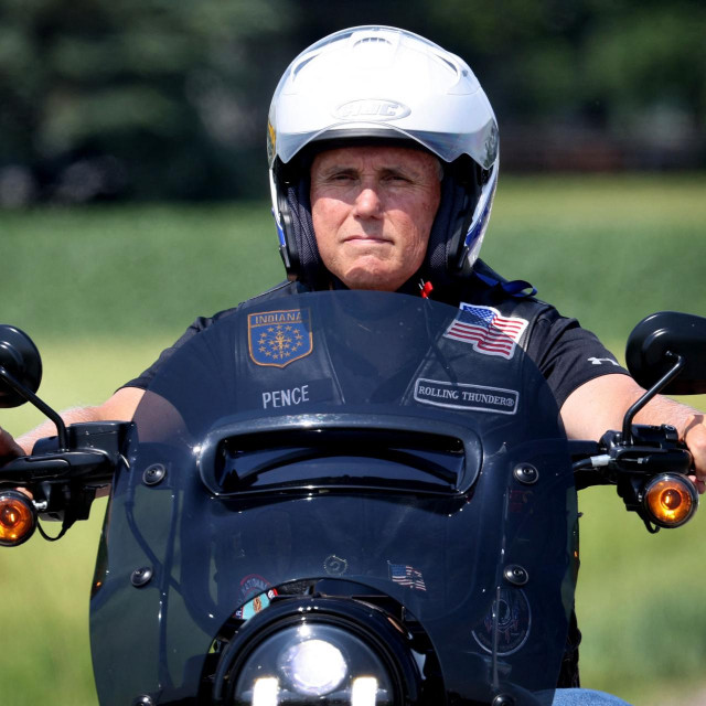 &lt;p&gt;Mike Pence pozira na Harley Davidsonu&lt;/p&gt;