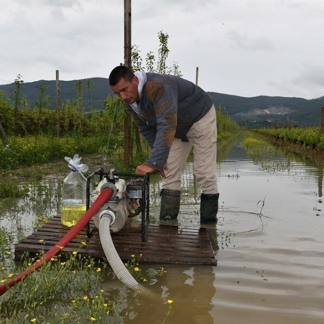 &lt;p&gt;Vinogradari i voćari s juga Dalmacije nadaju se da više neće morati svoje nasade spašavati crpkama od nadolazećih poplava&lt;/p&gt;