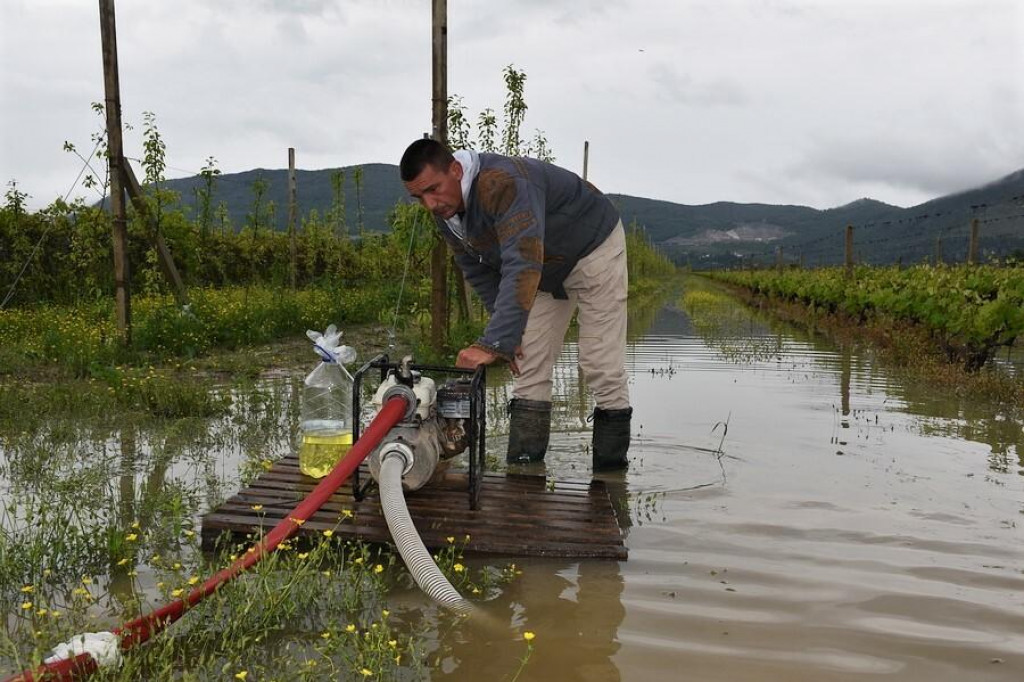 &lt;p&gt;Vinogradari i voćari s juga Dalmacije nadaju se da više neće morati svoje nasade spašavati crpkama od nadolazećih poplava&lt;/p&gt;