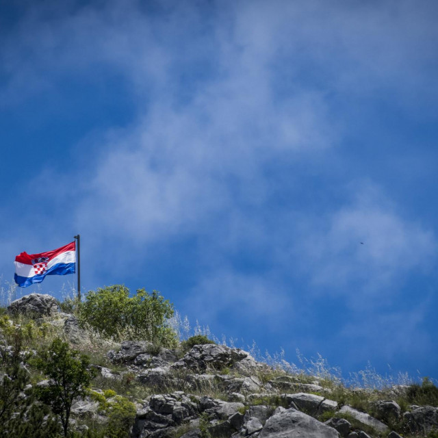 &lt;p&gt;Hrvatski barjak ponovno se vije na vrhu brda&lt;/p&gt;

&lt;p&gt; &lt;/p&gt;