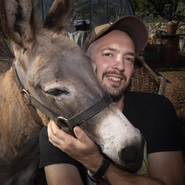 &lt;p&gt;Marko Kosović nije htio da mu kći gleda životinje samo u slikovnici - magarac je dobio ime po prezimenu pokojnog Fidela&lt;/p&gt;