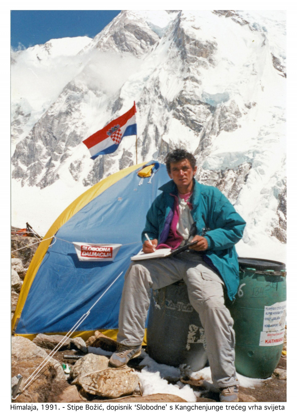 &lt;p&gt;Stipe piše izvještaj za ‘Slobodnu’ s Kangchenjunge, trećeg vrha svijeta, Himalaja 1991. Privatni arhiv&lt;/p&gt;