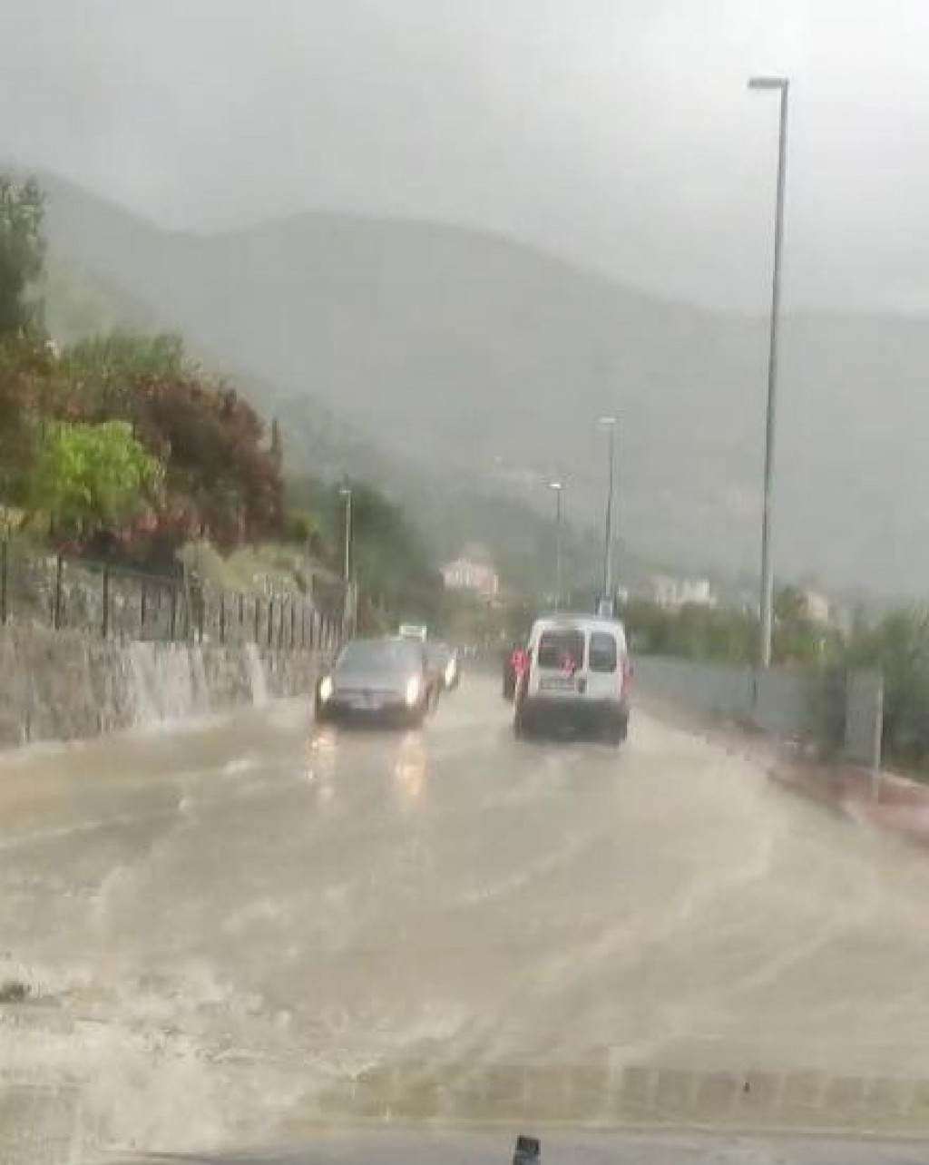 &lt;p&gt;Kiša se slijeva na kolnik u Solinama&lt;/p&gt;