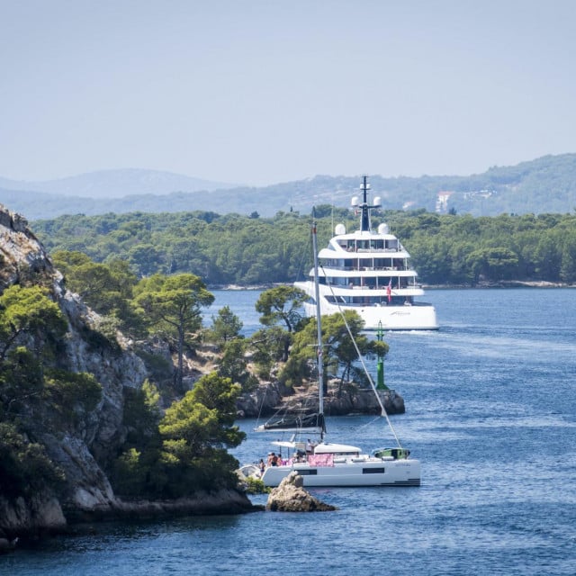 &lt;p&gt;Eksluziv&lt;br&gt;
Sibenik, 280822.&lt;br&gt;
Jahta Faith na kojoj boravi pjevacica Beyonce odlazi kroz sibenski kanal Sv. Ante.&lt;br&gt;