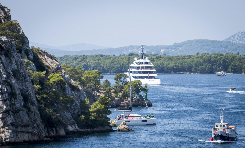 &lt;p&gt;Eksluziv&lt;br&gt;
Sibenik, 280822.&lt;br&gt;
Jahta Faith na kojoj boravi pjevacica Beyonce odlazi kroz sibenski kanal Sv. Ante.&lt;br&gt;