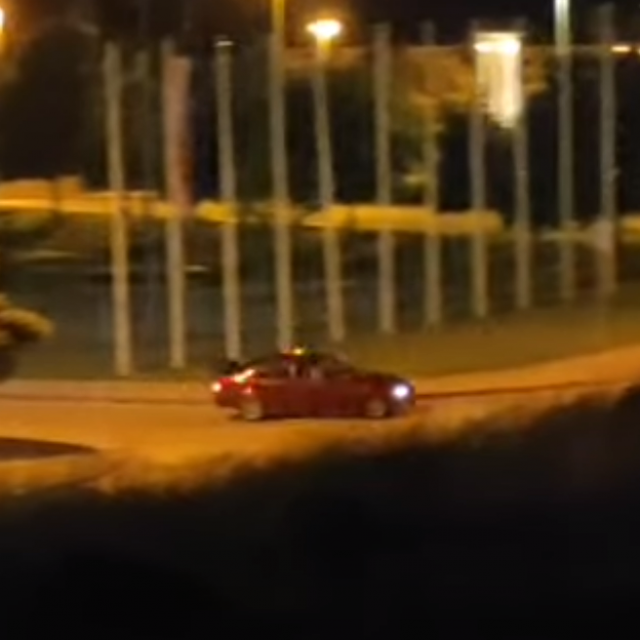 &lt;p&gt;Crveni BMW koji noću divlja na zadarskim ulicama&lt;/p&gt;