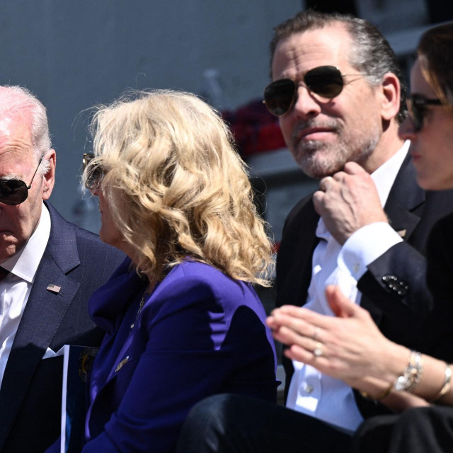 &lt;p&gt;Joe Biden i njegova supruga Jill uhvaćeni u kadru s Hunterom Bidenom &lt;/p&gt;