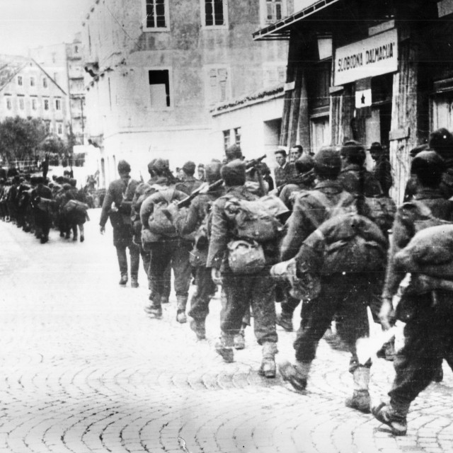 &lt;p&gt;Partizani ulaze u Split 1944. pokraj redakcije ‘Slobodne’&lt;/p&gt;