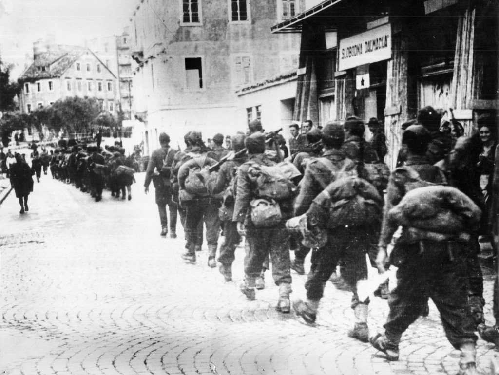 &lt;p&gt;Partizani ulaze u Split 1944. pokraj redakcije ‘Slobodne’&lt;/p&gt;