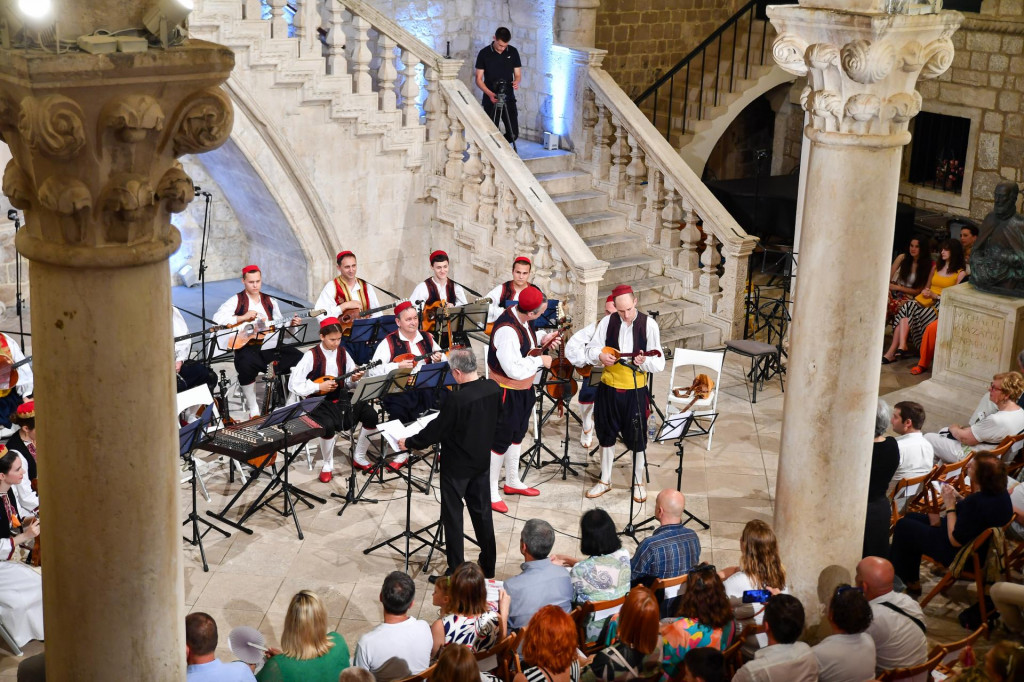 &lt;p&gt;Dubrovnik, 220623. Folklorni ansambl Lindjo odrzao je vokalno instrumentalni koncert pod nazivom ”Tamburasko sijelo” u Knezevom dvoru. Koncertom je ravnao maestro Sinisa Leopold.