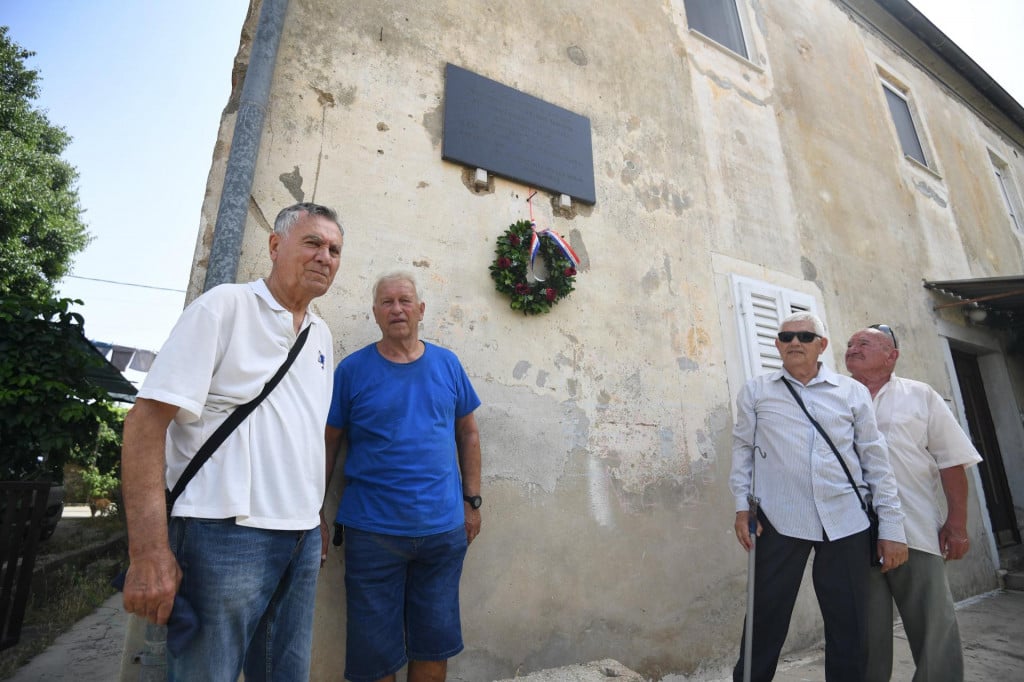 <p>Članovi Udruge antifa&scaron;ističkih boraca i antifa&scaron;ista grada Zadra danas su položili cvijeće na spomen ploči narodnom heroju Velimiru &Scaron;korpiku na rodnoj kući na Meladi</p>