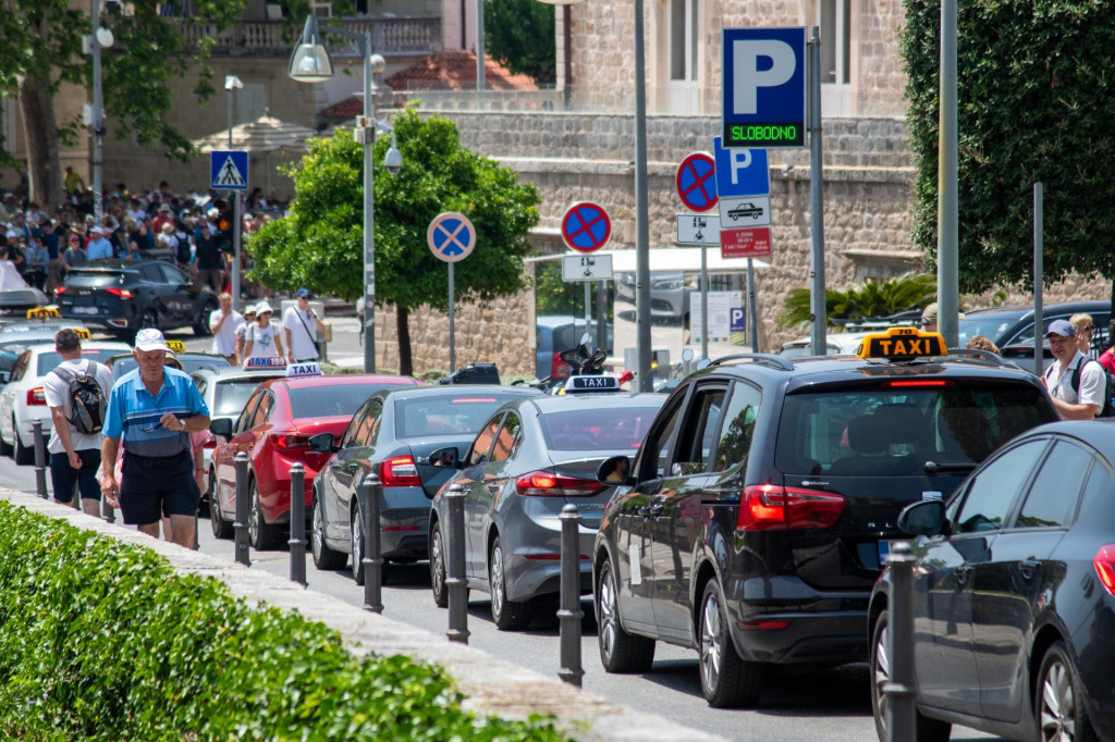 &lt;p&gt;Katkad se u koloni na cesti u Dubrovniku nareda i desetak taksija&lt;br&gt;
 &lt;/p&gt;