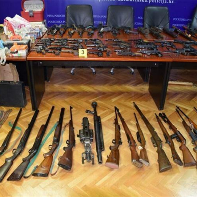 &lt;p&gt;U obiteljskoj kući na Kmanu u Splitu nađeno je pravo skladište oružja&lt;/p&gt;