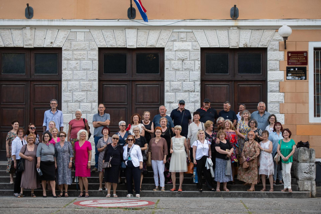 &lt;p&gt;Danas se ispred zgrade Gimnazije okupila generacija ucenika Gimnazije Jurja Barakovica koja je maturirala 1973. godine kako bi obiljezili 50. godisnjicu mature.&lt;br&gt;
 &lt;/p&gt;