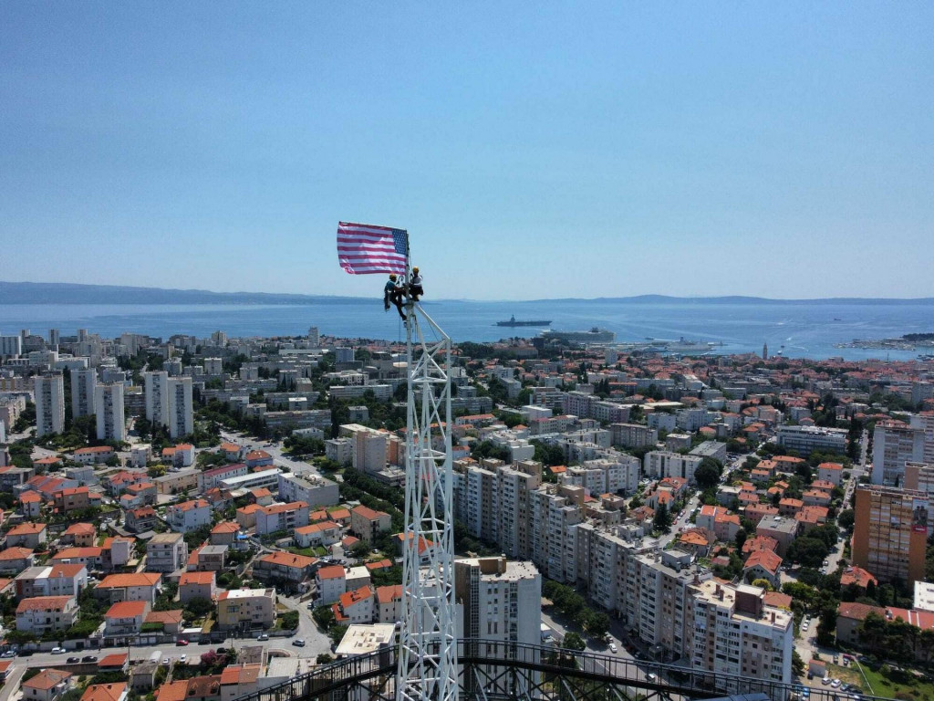&lt;p&gt;Na vrhu Dalmatia Towera zavijorila američka zastava&lt;/p&gt;