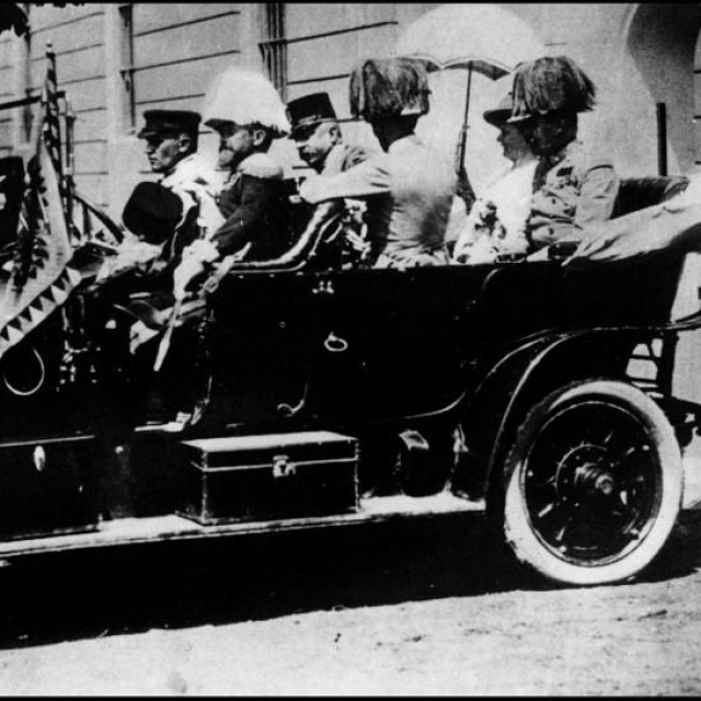 &lt;p&gt;Franz (Franjo) i Sofiju limuzini na sarajevskim ulicama, nekoliko trenutaka prije atentata&lt;/p&gt;