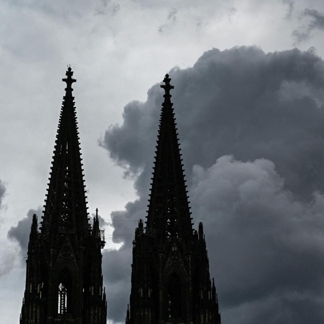 &lt;p&gt;Nad njemačkom su se crkvom nadvili tamni oblaci&lt;/p&gt;