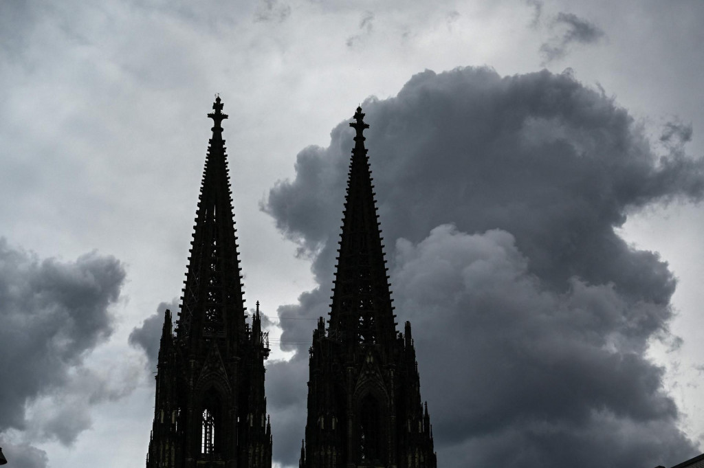 &lt;p&gt;Nad njemačkom su se crkvom nadvili tamni oblaci&lt;/p&gt;