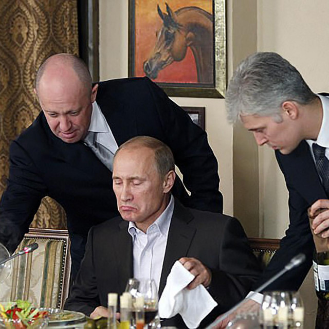 &lt;p&gt;Jevgenij Prigožin (lijevo) pomaže tadašnjem premijeru Vladimiru Putinu tijekom večere sa stranim znanstvenicima i novinarima blizini Moskve, u studenome 2011. Dvanaest godina kasnije ‘servirao’ mu je pravu ‘kašu’&lt;/p&gt;