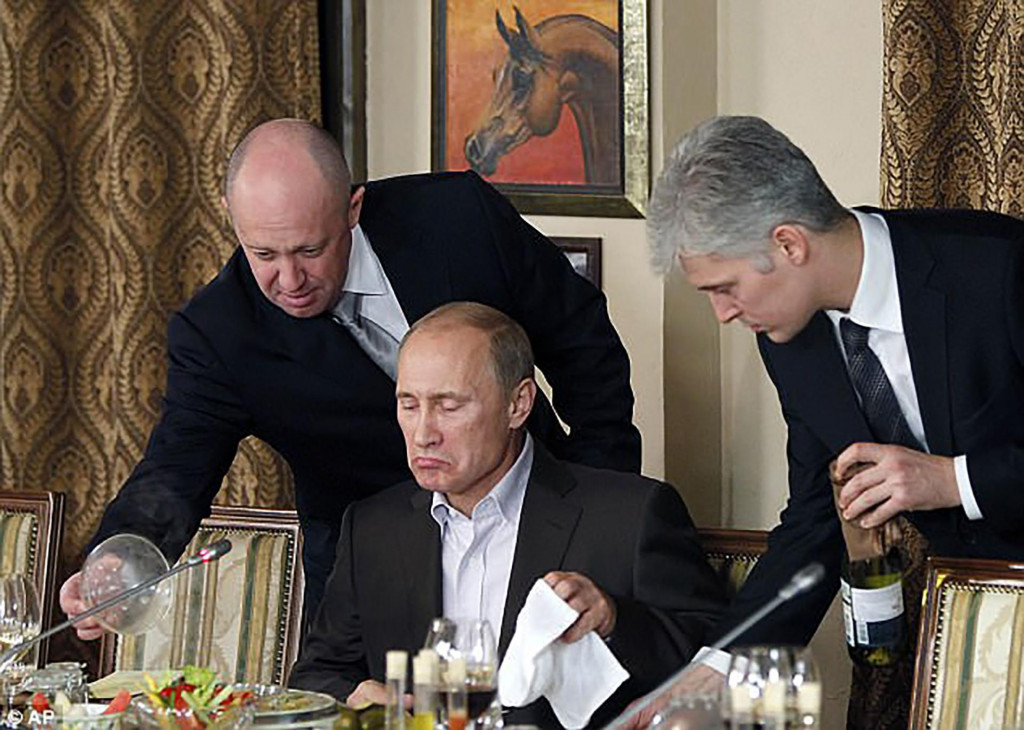 &lt;p&gt;Jevgenij Prigožin (lijevo) pomaže tadašnjem premijeru Vladimiru Putinu tijekom večere sa stranim znanstvenicima i novinarima blizini Moskve, u studenome 2011. Dvanaest godina kasnije ‘servirao’ mu je pravu ‘kašu’&lt;/p&gt;